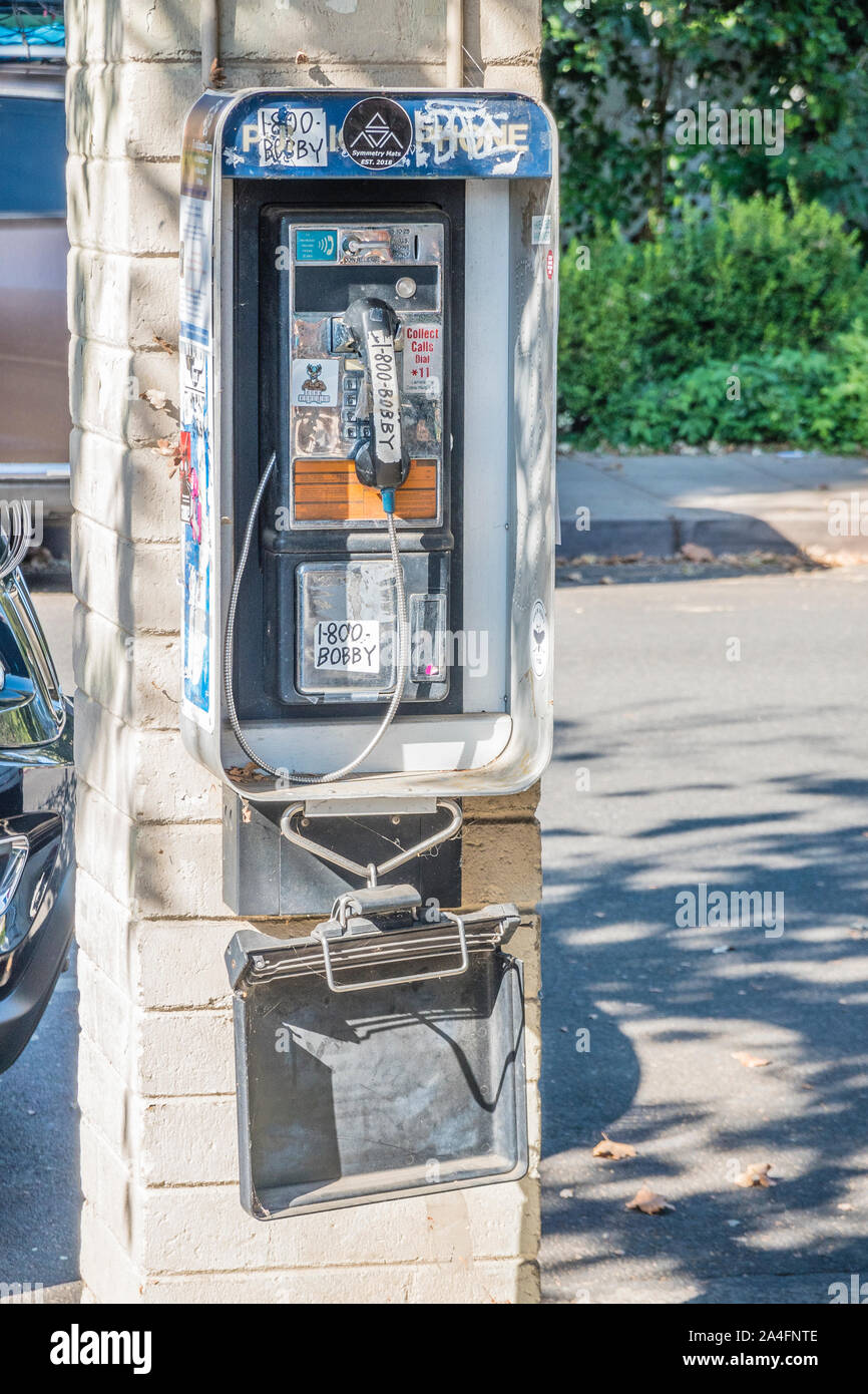 Ein Telefon mit Graffiti in Ojai, Kalifornien Schlagwörter Stockfoto