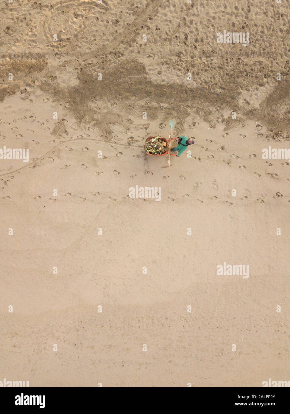 Rettungsschwimmer sammeln Müll am Strand Stockfoto