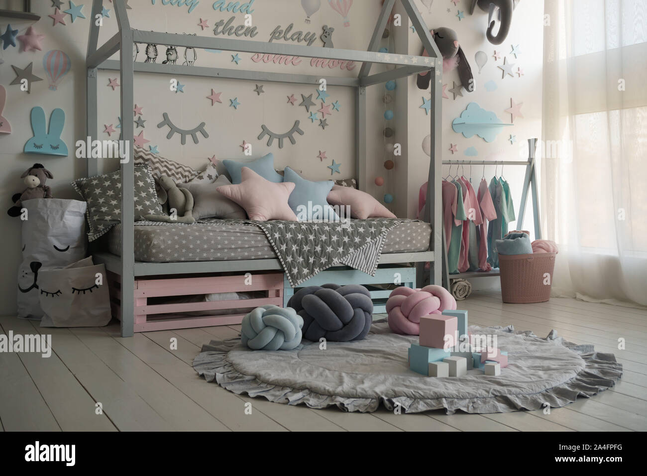 Innenraum ein Kinderzimmer mit einer Ladestation und Spielzeug. Pastelltönen, modernen Design. Stockfoto