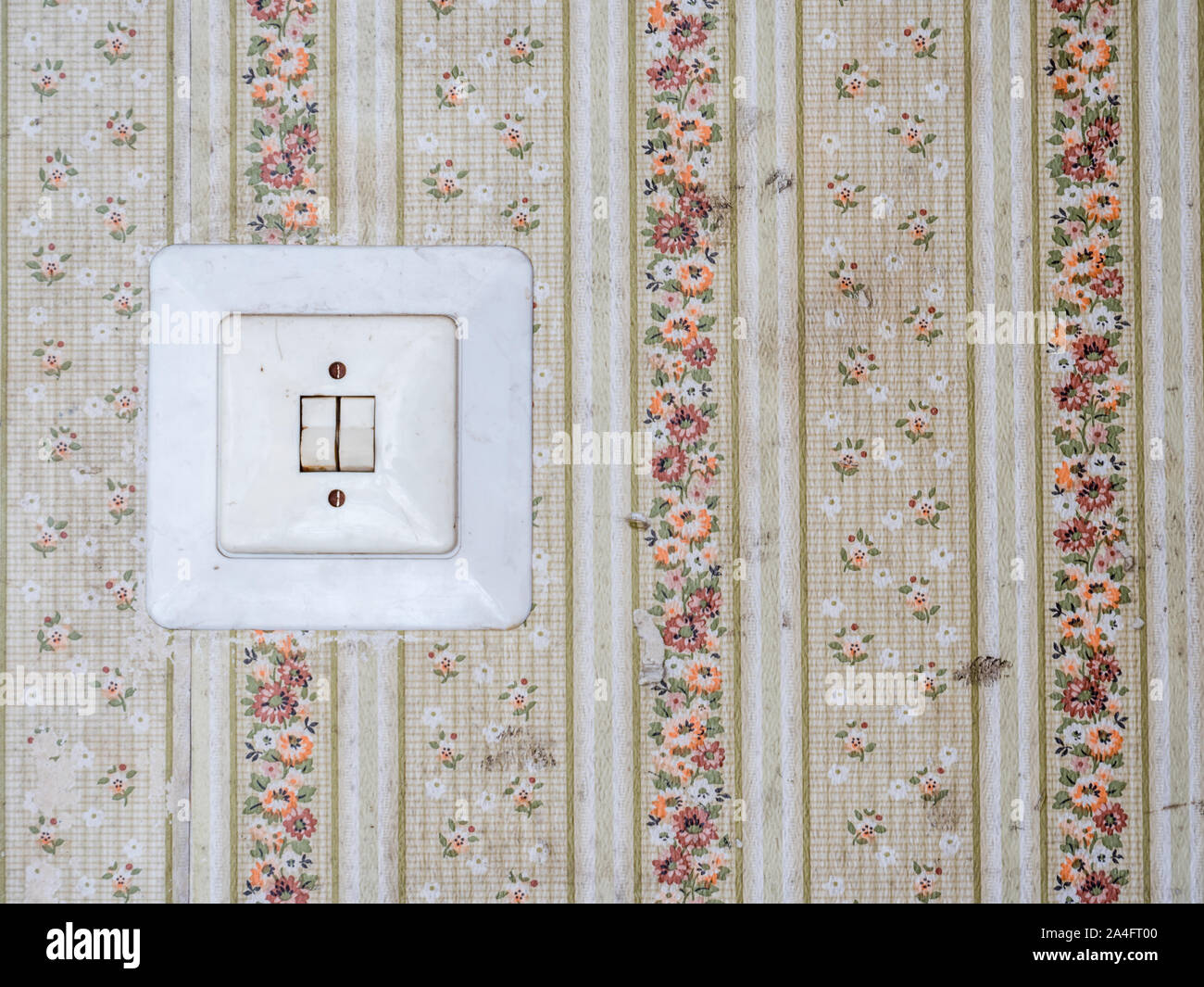 Vintage Lichtschalter mit retro Tapeten Stockfoto