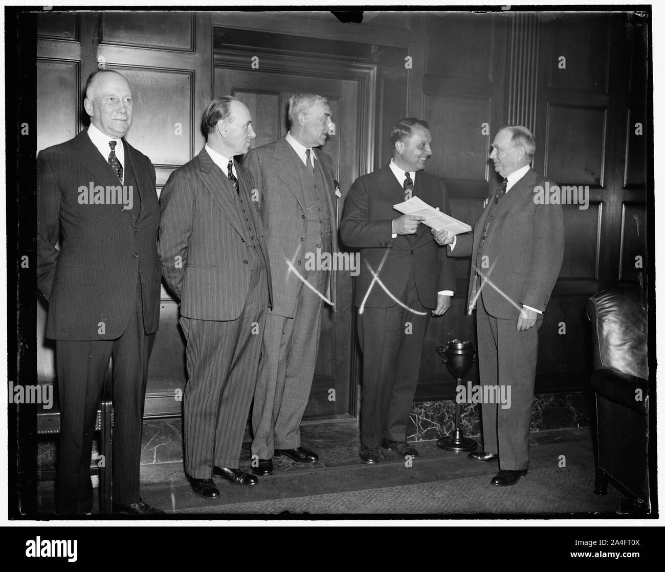 Trans-Atlantic Genehmigungen ausgehändigt. Washington, D.C., den 20. April. Die Abt. der Handel heute ausgezeichnet Genehmigungen mit der Pan American Airways aus Großbritannien, Kanada und den Irischen Freistaat. Diese Genehmigungen sind alle nicht-exklusive und Vermitteln flying Rechte in und aus diesen Ländern für die transatlantischen Luftverkehrsdienste zwischen New York und London. Nach rechts: Sir Herbert Marler, der kanadische Minister Links Stockfoto