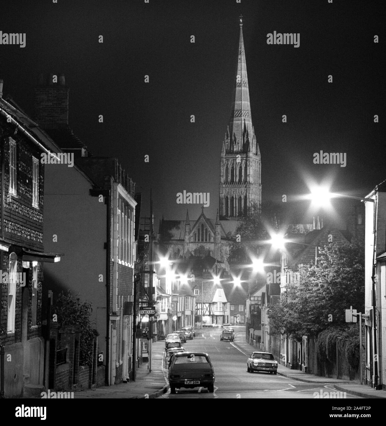 Nacht aufgebaut Straße mit Salisbury Kathedrale im Hintergrund, Salisbury, Wiltshire, England, Großbritannien Stockfoto