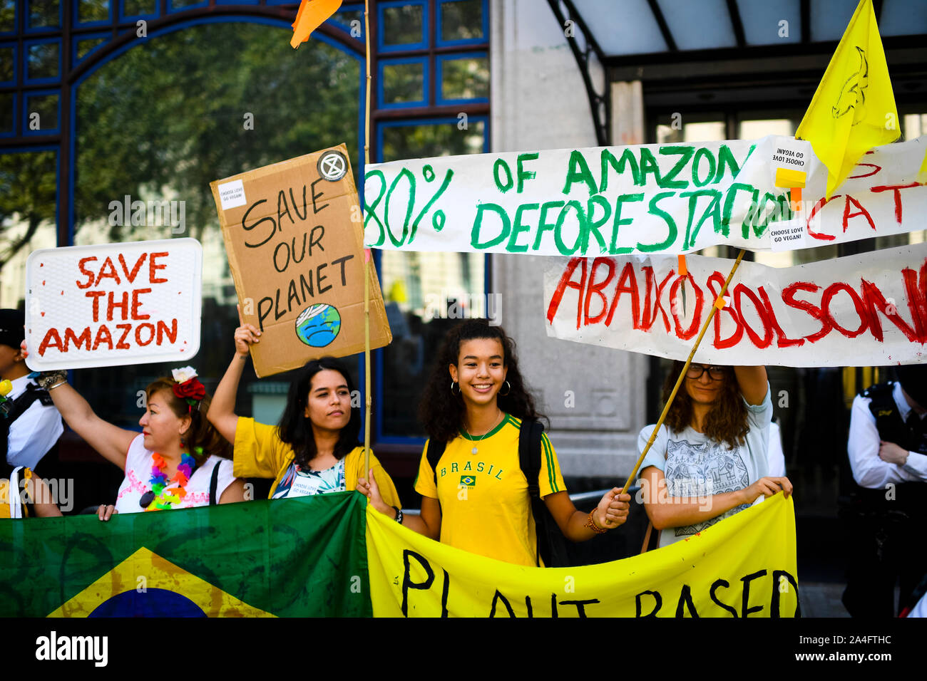 London, Großbritannien. Die Demonstranten tragen Brasilianische Fußball-Shirts außerhalb der Brasilianischen Botschaft bei einem Aussterben Rebellion protestieren. Stockfoto