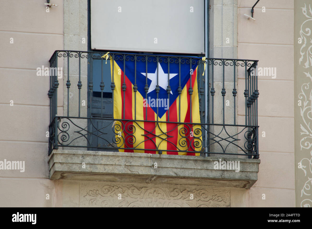 La Estelada Blava Flagge aufhängen auf einem Balkon an der Placa de Sant Jaume in Barcelona, Spanien Stockfoto