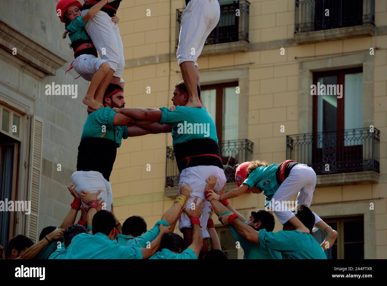 Castellers Gebäude Castells/menschliche Türme an den 2019 La Merce Festival am Placa de Sant Jaume in Barcelona, Spanien Stockfoto