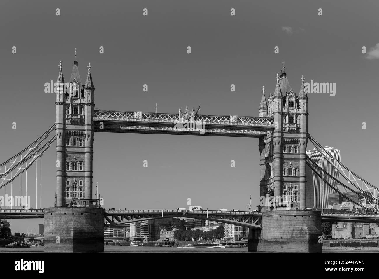 Schwarze und weiße Studie des Londoner Tower Bridge Stockfoto