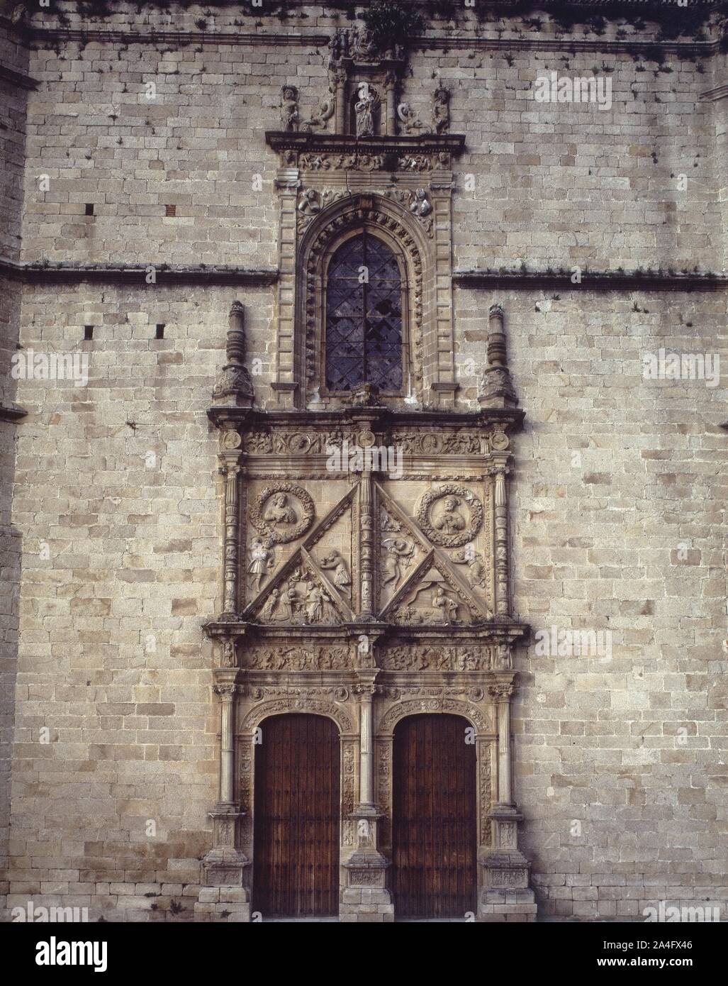 PUERTA DEL PERDON EN LA FACHADA OCCIDENTAL DE LA CATEDRAL DE CORIA - SIGLO XVI-ESTILO PLATERESCO. Autor: PEDRO DE IBARRA. Lage: CATEDRAL DE SANTA MARIA DE LA ASUNCIÓN. Cória. CACERES. Spanien. Stockfoto