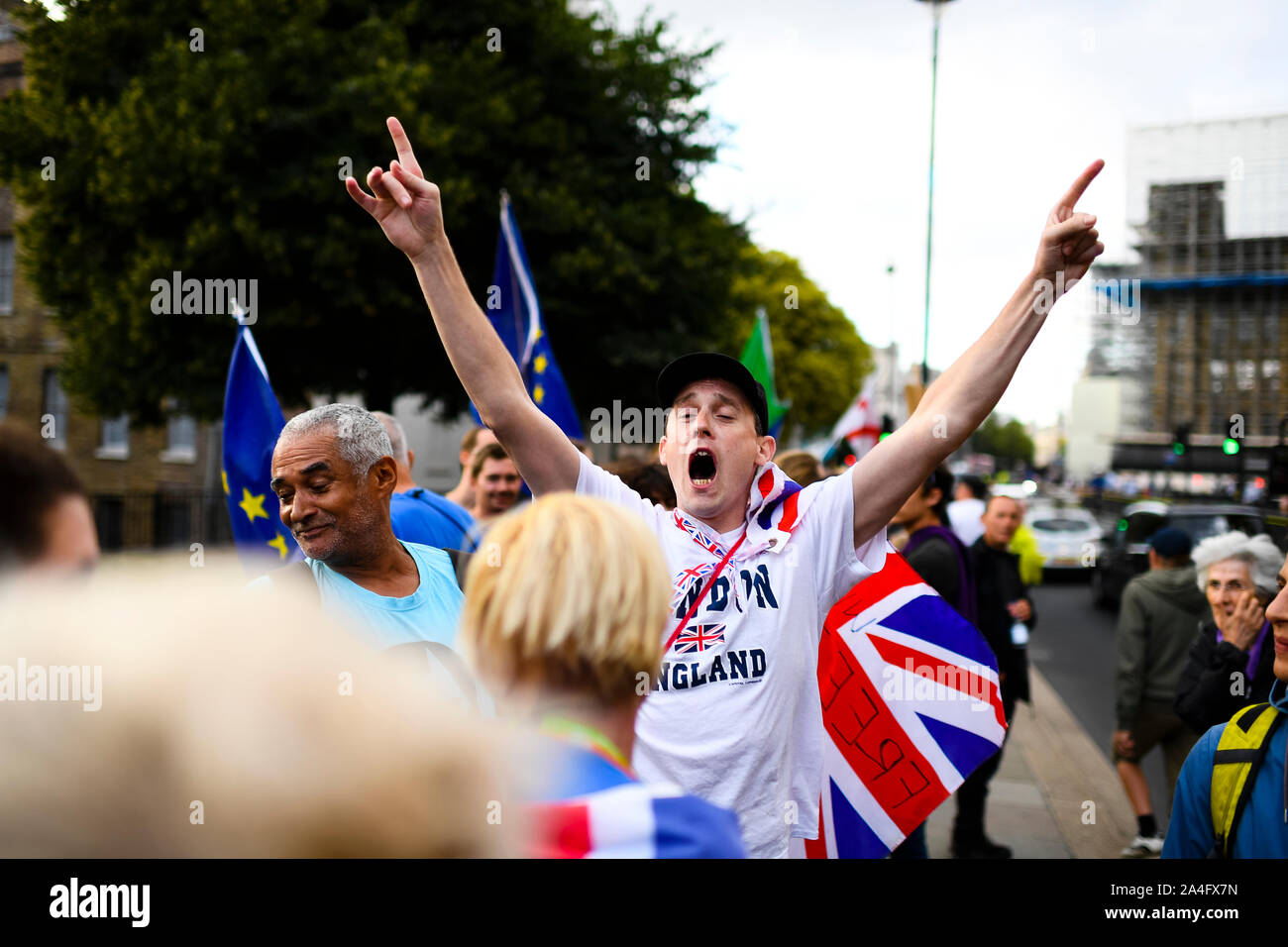 London, Großbritannien. Eine pro-verlassen Demonstrant hebt seine Hände in die Luft, als er laut vocalizes seine Unterstützung für die EU verlassen. Stockfoto