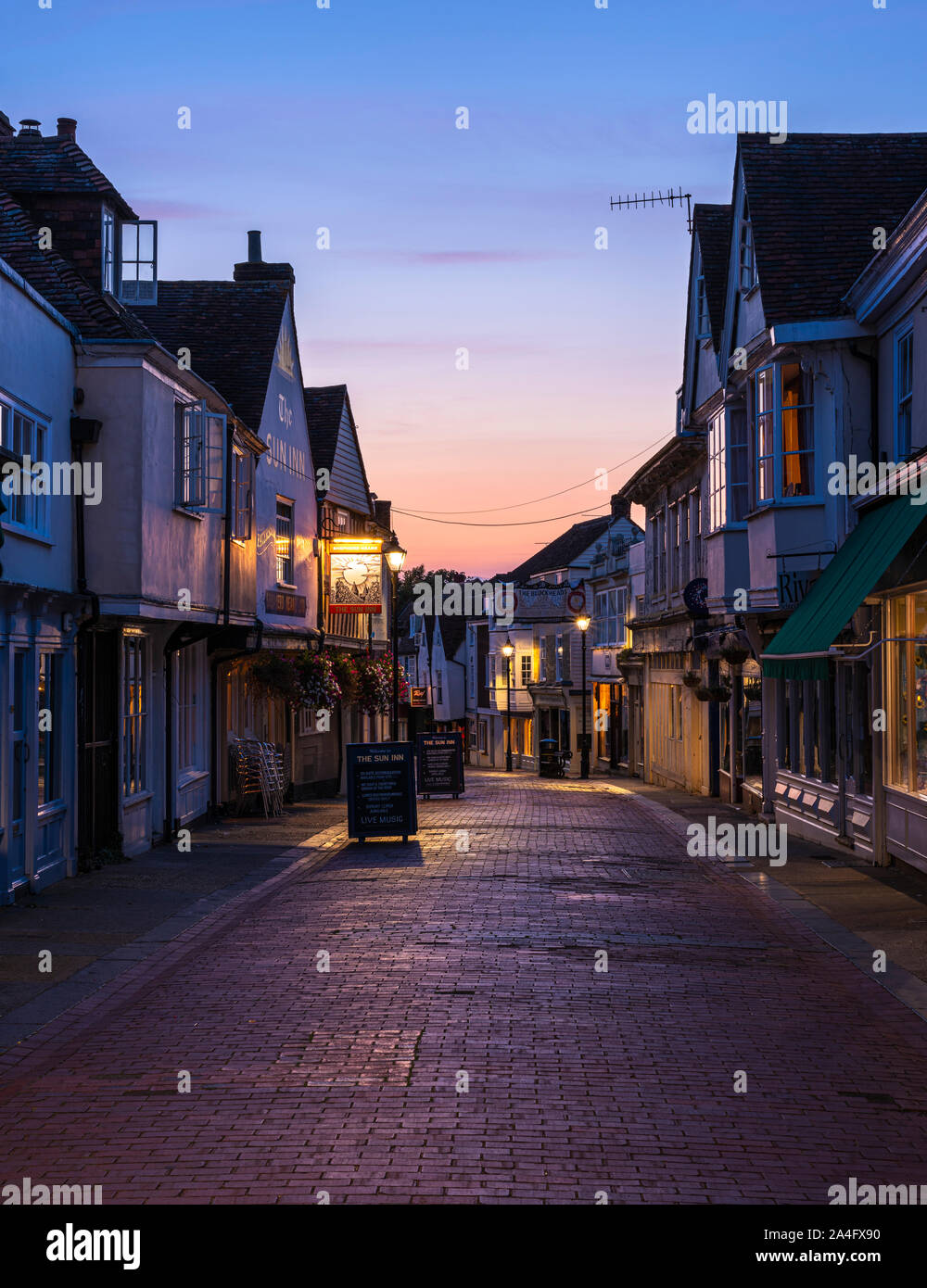 West Street bei Sonnenuntergang; eine historische Straße in der Marktgemeinde Faversham, Kent. Stockfoto