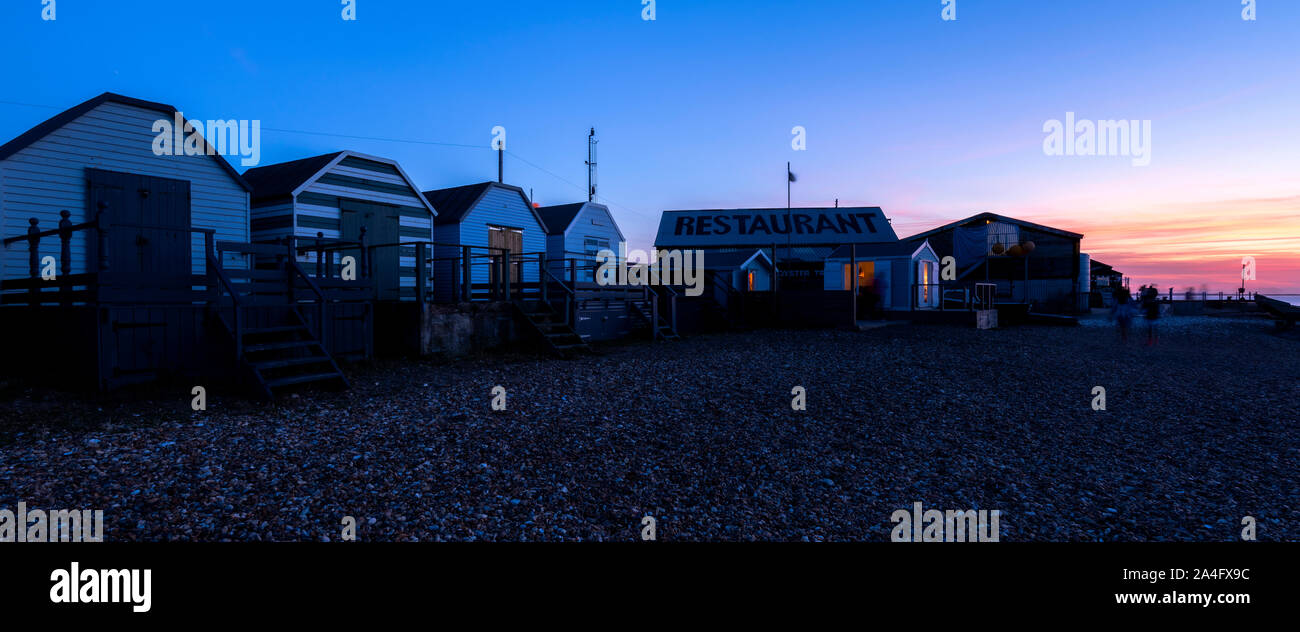 Die charaktervolle Umkleidekabinen am Strand an der nördlichen Küste von Kent in Whitstable. Stockfoto