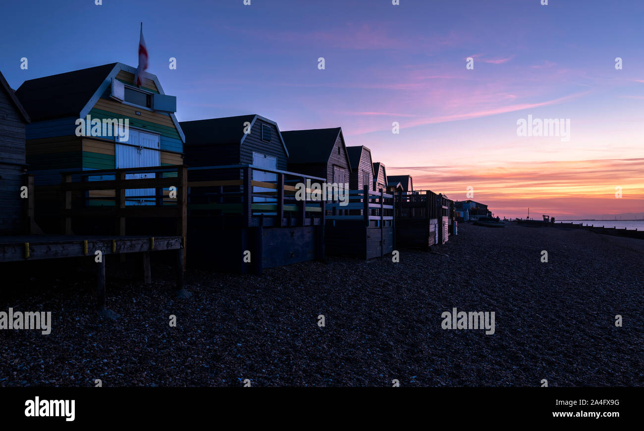 Die charaktervolle Umkleidekabinen am Strand an der nördlichen Küste von Kent in Whitstable. Stockfoto