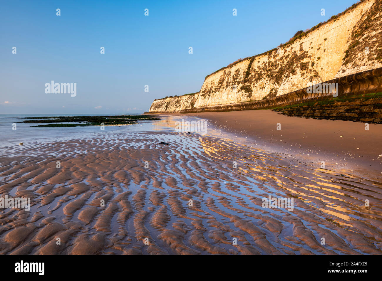 Louisa Bay, Broadstairs. Wellen im Sand auf einem leeren Strand auf der Isle of Thanet in Kent. Stockfoto