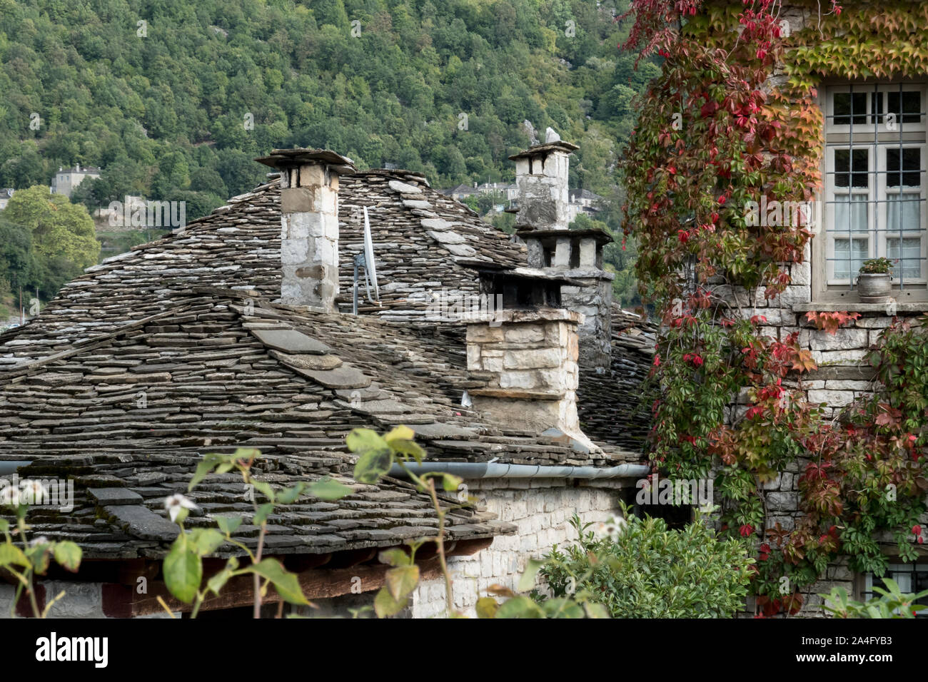 Zagori ist eine bergige Region in Epirus, im Nordwesten von Griechenland. Es hat eine Fläche von rund 1.000 Quadratkilometern und enthält 46 Dörfer bekannt als zagoria Dörfer (zagorochoria oder zagorochoria). Stockfoto