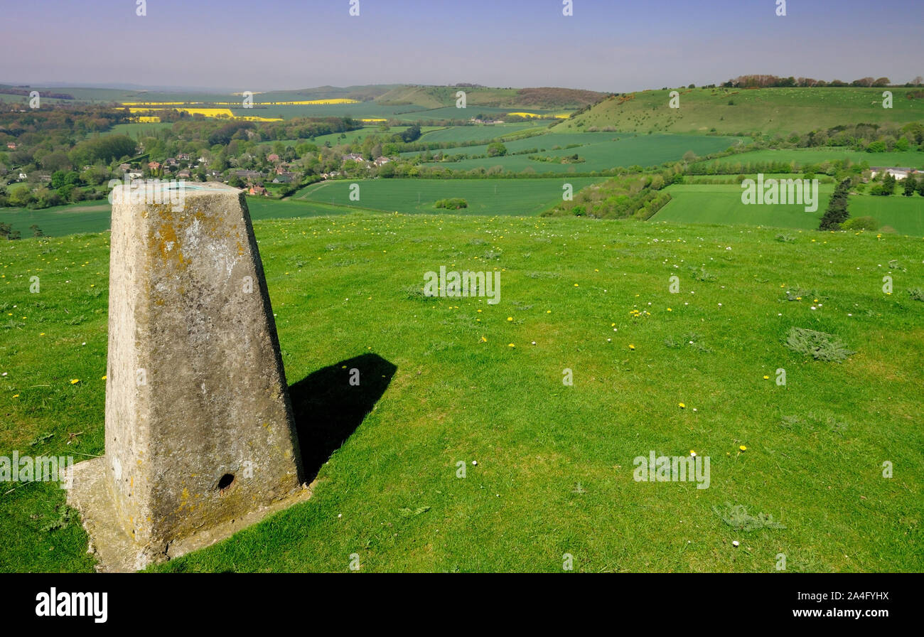 Triangulation Säule neben dem Riesen Grab (250 m) mit Blick auf das Dorf Oare in das Tal von Pewsey, Wiltshire. Stockfoto