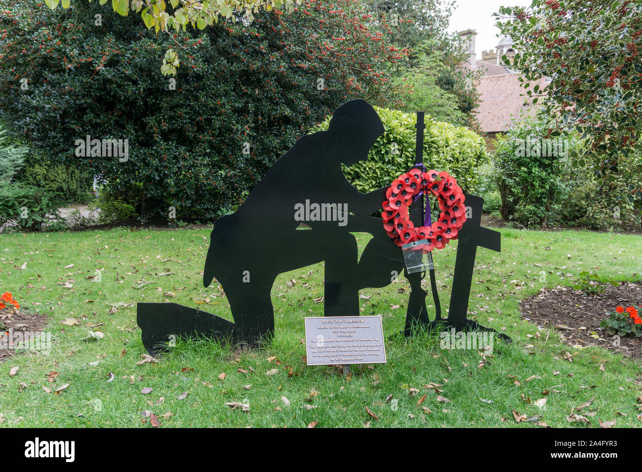 WW1 Soldaten Silhouette mit Kreuz und Mohn Kranz, Abington Park, Northampton, Großbritannien Stockfoto