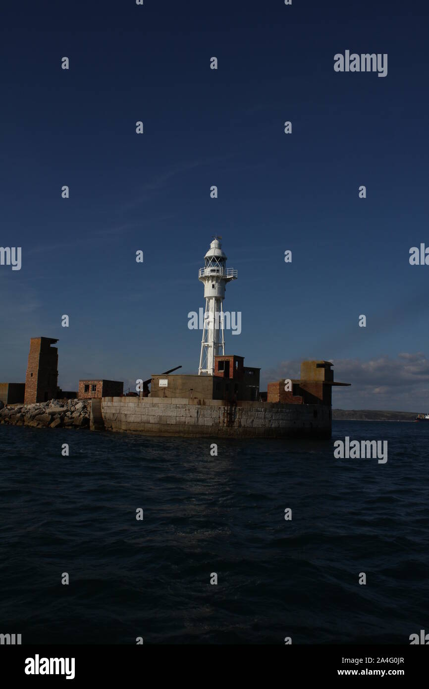 Portland breakwater Leuchtturm an einem sonnigen Tag mit einem klaren blauen Himmel hinter sich. 1. Stockfoto