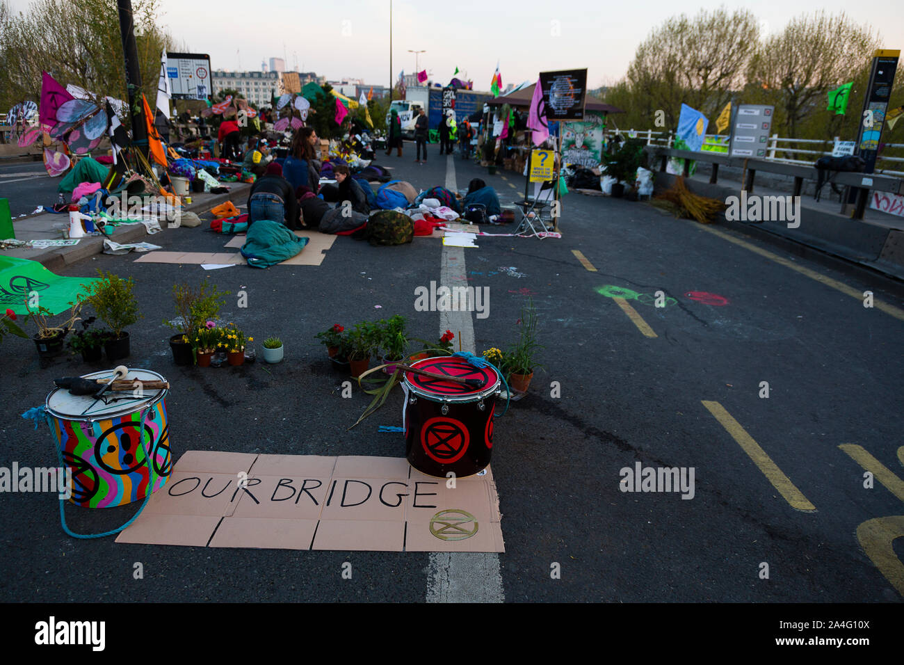 London, Großbritannien. Ein Schild mit der Aufschrift "Unsere Brücke" auf der Waterloo Bridge sitzt als der Tag bricht über Tag fünf des Aussterbens Rebellion Proteste. Stockfoto