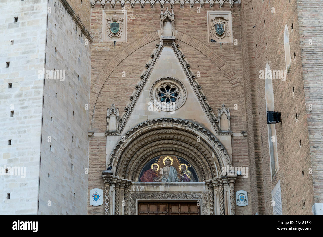 San Giustino's Cathedral Tor, Details von Mosaik auf dem Tor, Chieti, Abruzzen, Italien. Stockfoto