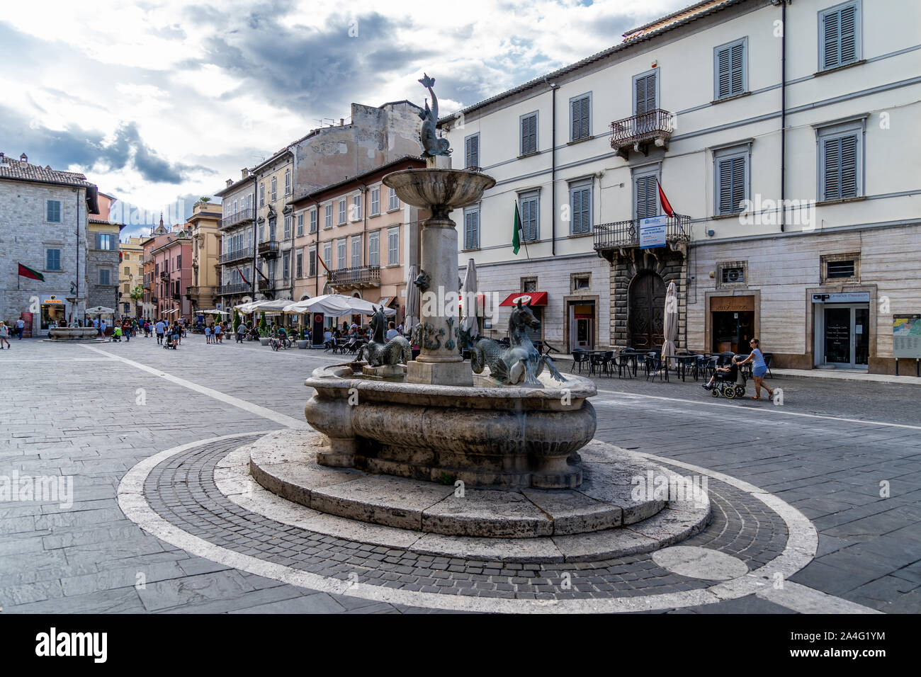 Der Drache Brunnen in Arringo Square von Ascoli Piceno, Italien. Arringo Square ist die älteste monumentale Platz der Stadt. Stockfoto