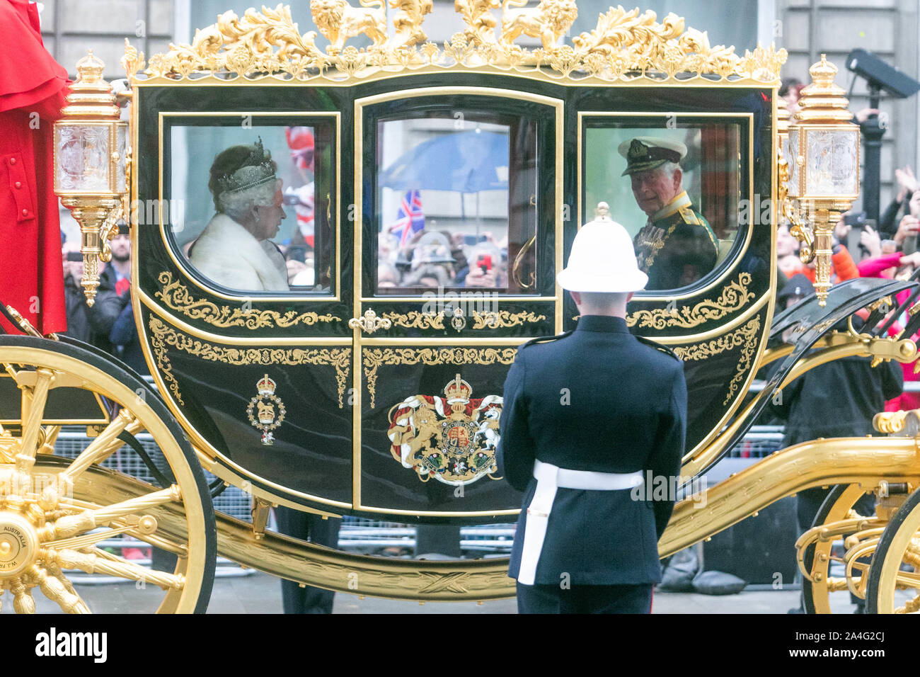 Ihre Majestät Königin reitet mit Prince Charles und Camilla in einem Pferd gezogen Trainer an das Parlament für die Öffnung des Legislativprogramms der Regierung zu enthüllen. Stockfoto