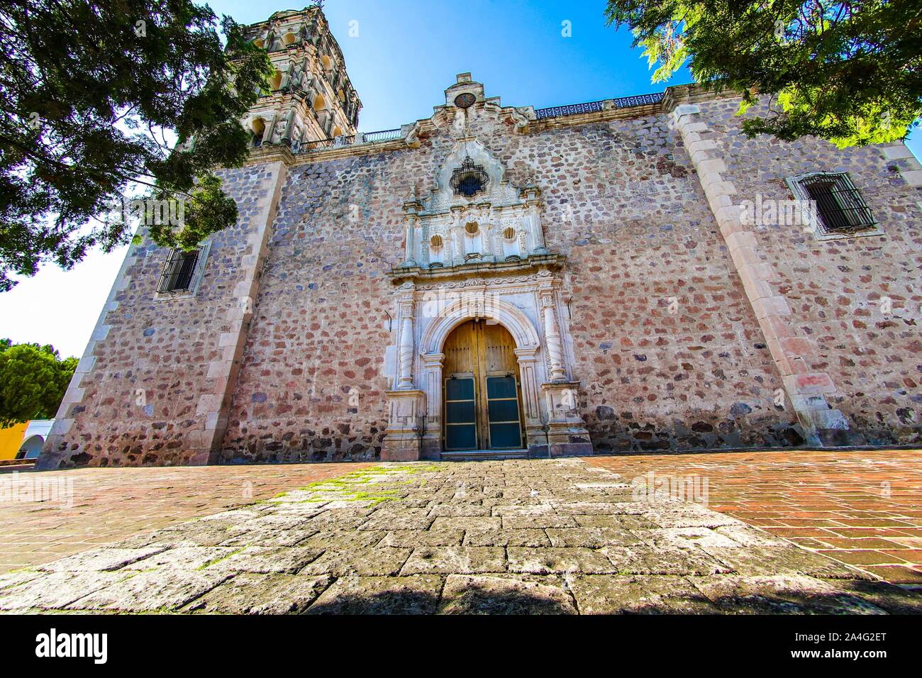 Alamos Sonora Mexiko, magische Stadt. Fassade der Purísima Concepción Kirche. Dies ist ein barocken und neoklassischen Pfarrei Tempel, aus Stein und Steinbruch, diese mexikanische Villa wurde bekannt als Real de Los Alamos oder de los Frayles. Die Stadt von Portalen, Religion, Tempel, Gemeinde, Katholisch, Katholische, Sonora, Architektur, Kirche Fassade. Alamos Sonora México, Pueblo Magico. fachada Iglesia de la Purísima Concepción. Este es un Templo Parroquial barroco y Neoclásico, de piedra y Cantera, esta Villa Mexicana fue conocido como Real de Los Alamos o de los Frayles. La Ciudad de Los Portales, Religion, Temp. Stockfoto