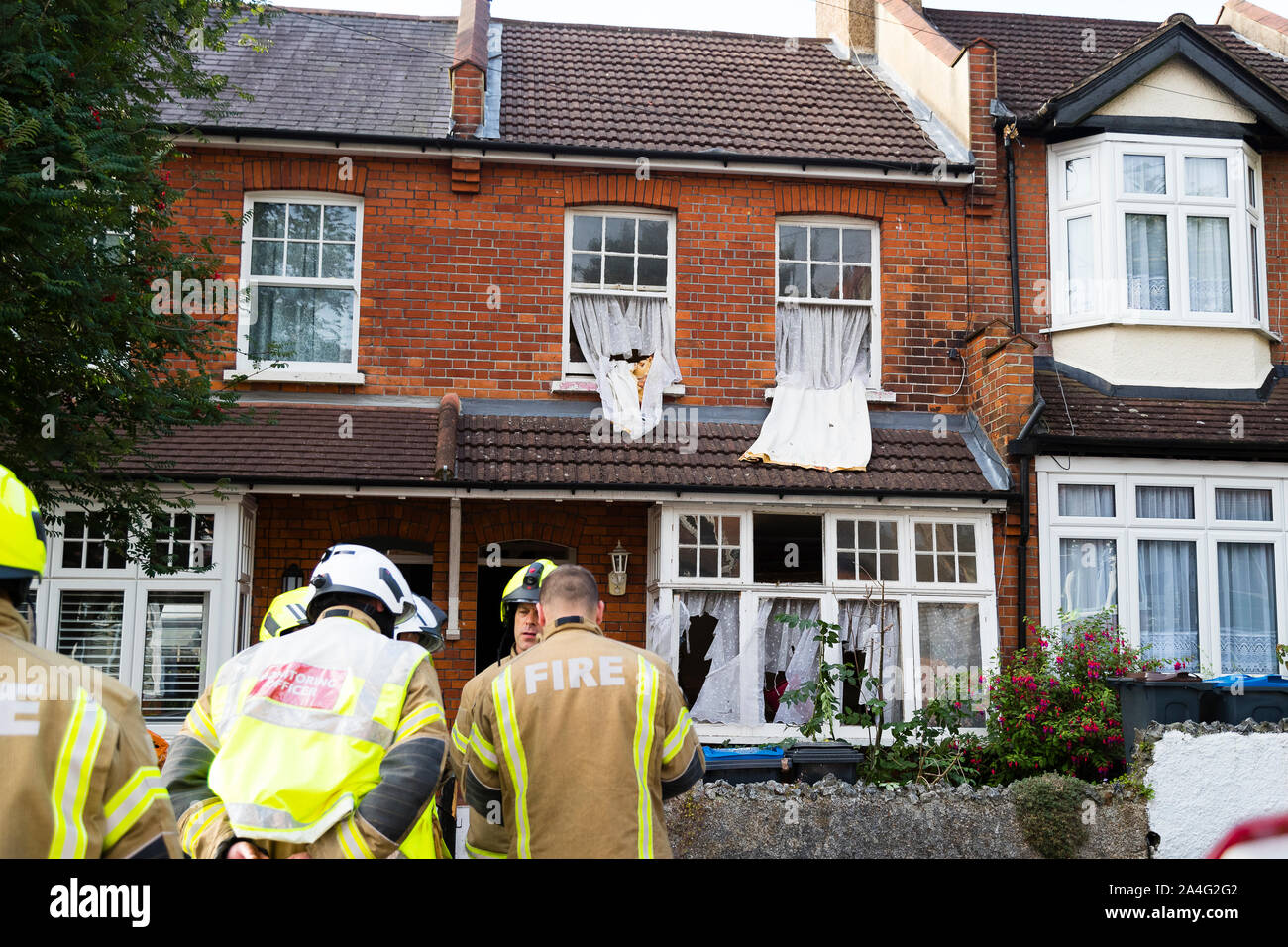 Die Feuerwehr vor eine beschädigte Reihenhaus auf Foxley Gärten nach einem großen Gasexplosion in einem terrassierten Grundstück. Bewohner des Hauses, bekannt, lo Stockfoto