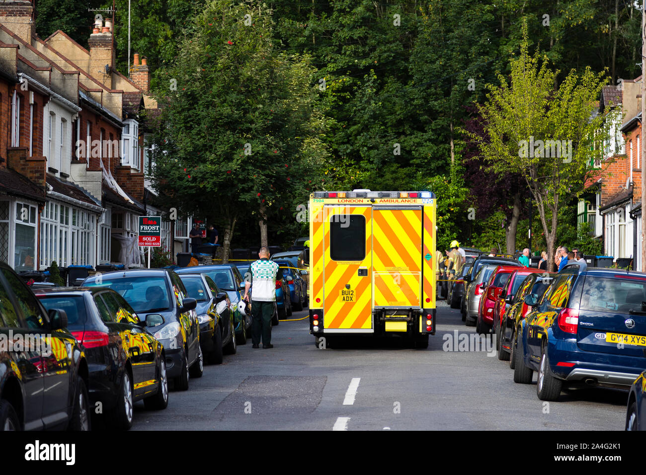 Den Notarzt und Rettungskräfte vor eine beschädigte Reihenhaus auf Foxley Gärten nach einem großen Gasexplosion in einem terrassierten Grundstück. Die ho Stockfoto