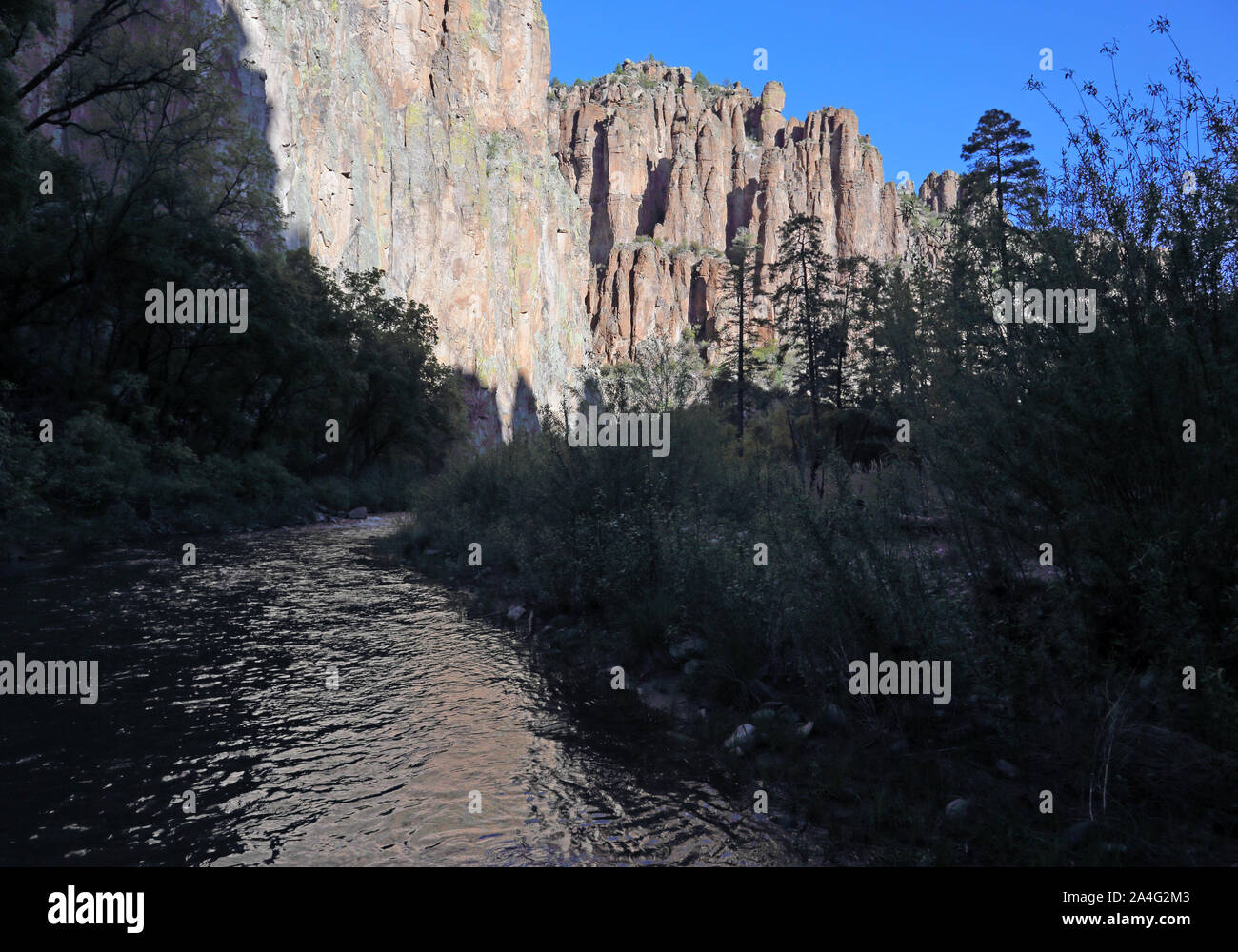 Die Sonne in der Mitte der Gabel Gila River widerspiegelt, in der Gila National Forest, New Mexiko. Stockfoto