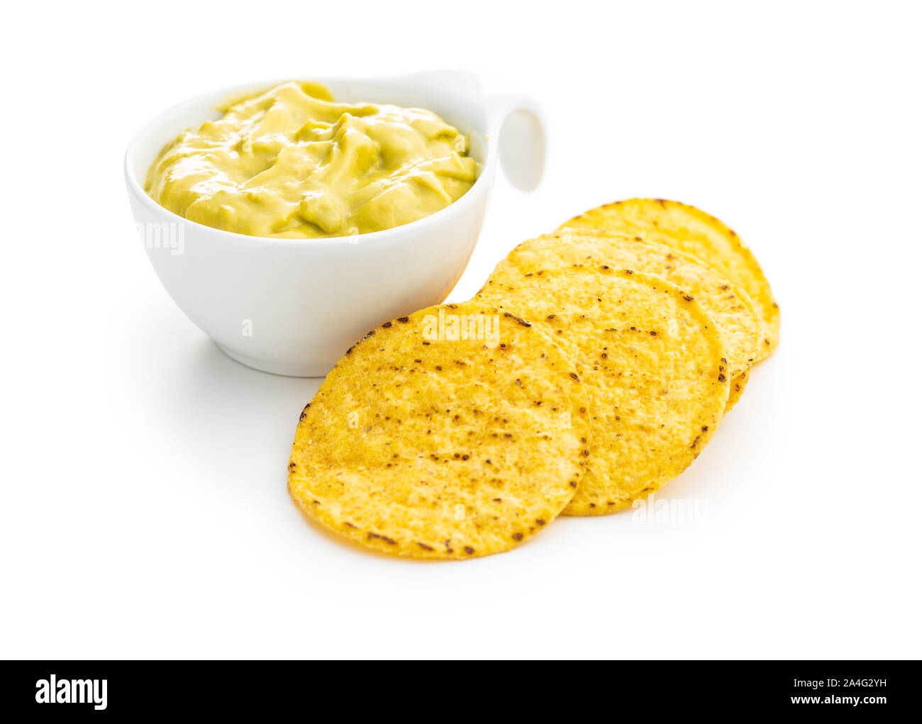 Runde Nacho Chips und Avocado dip. Gelbe Tortilla Chips und Guacamole in Schüssel auf weißem Hintergrund. Stockfoto