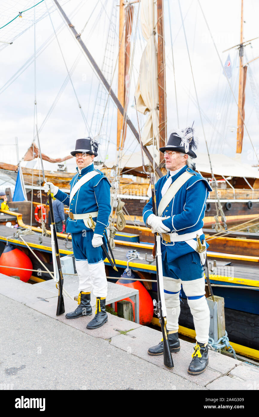HELSINKI, Finnland - 12. OKTOBER 2019: Sailor in der alten Uniform stand guard Segelschiff an der Hafen in Helsinki, Finnland am 12. Oktober 2019, wenn Stockfoto