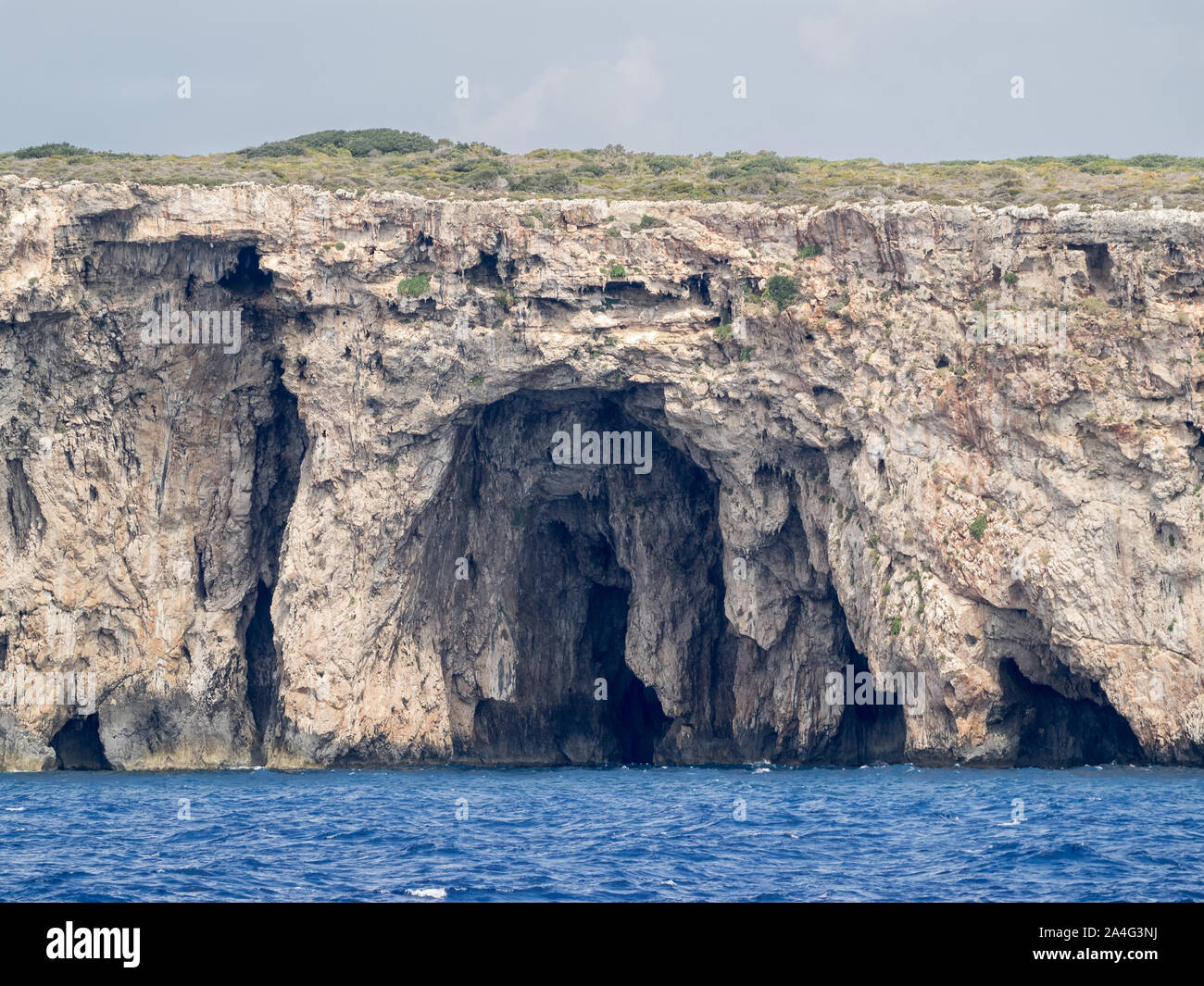 Ein tiefes Rough Rock cave in Griechenland Mittelmeer Küste bei ruhigem Wetter Peloponnes Griechenland Stockfoto