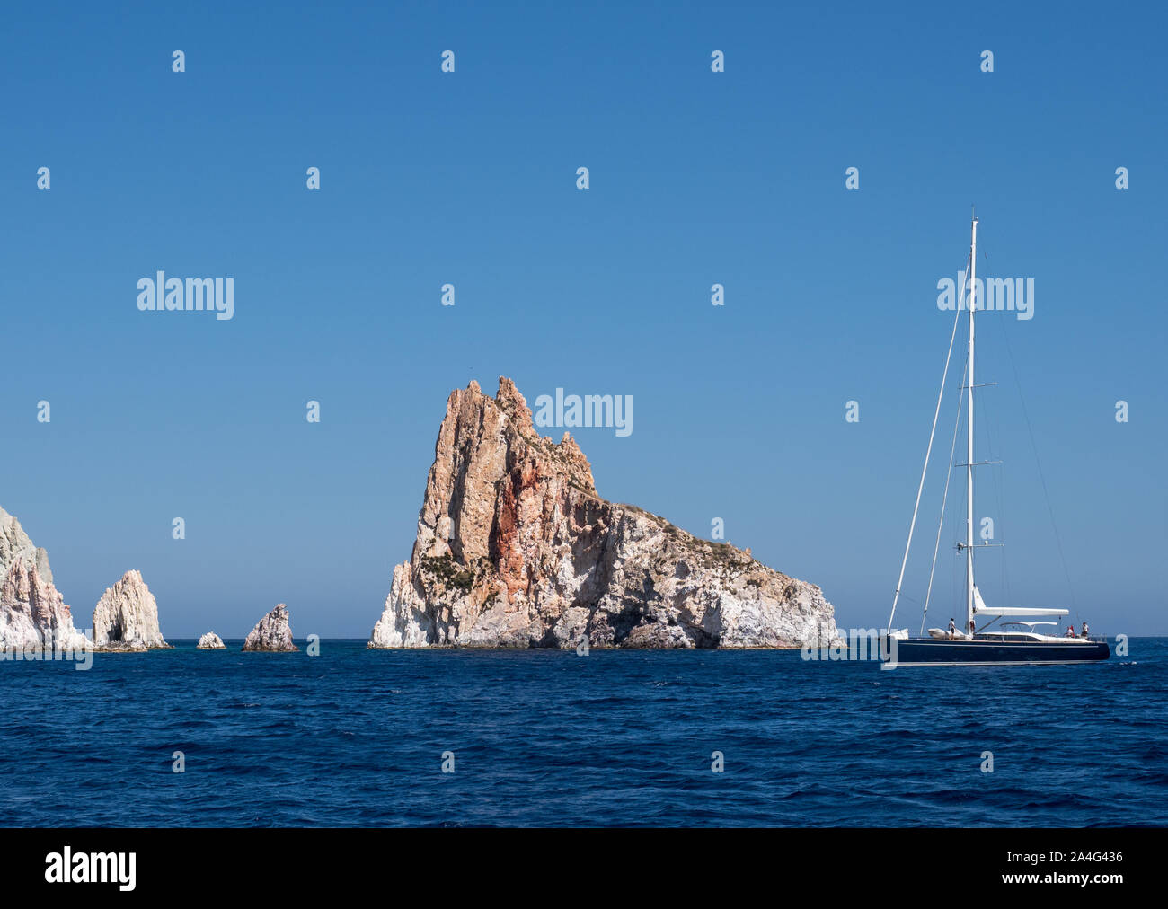 Blick von Poliegos scharfe Zähne jaggered Nadeln Felsen Peloponnes Griechenland in ruhigen Meer unter strahlend blauem Himmel Stockfoto
