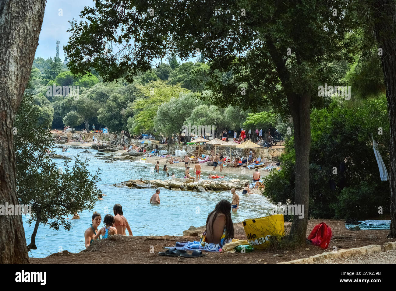 Rovinj, Kroatien, August 23: Bürger und Touristen ein Sonnenbad auf der Mulini Strand und schwimmen Sie im klaren Wasser der Adria an einem hellen, sonnigen Tag, Aug. Stockfoto