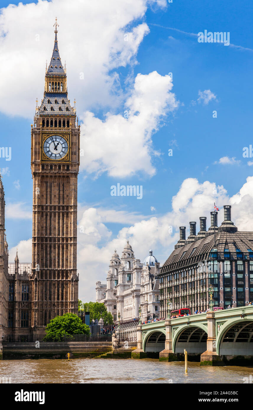 Menschen und roten Londoner Busse über die Westminster Bridge über die Themse, die von den Big Ben und die Houses of Parliament in London, England Stockfoto