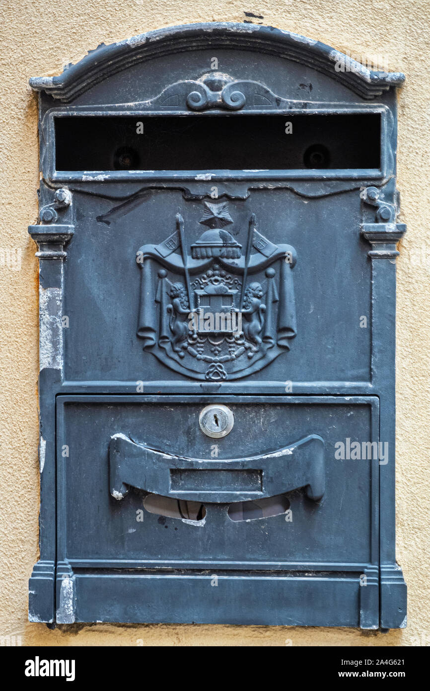 Vintage metall Briefkasten an der Wand. Syrakus, Ortigia, Sizilien, Italien  Stockfotografie - Alamy