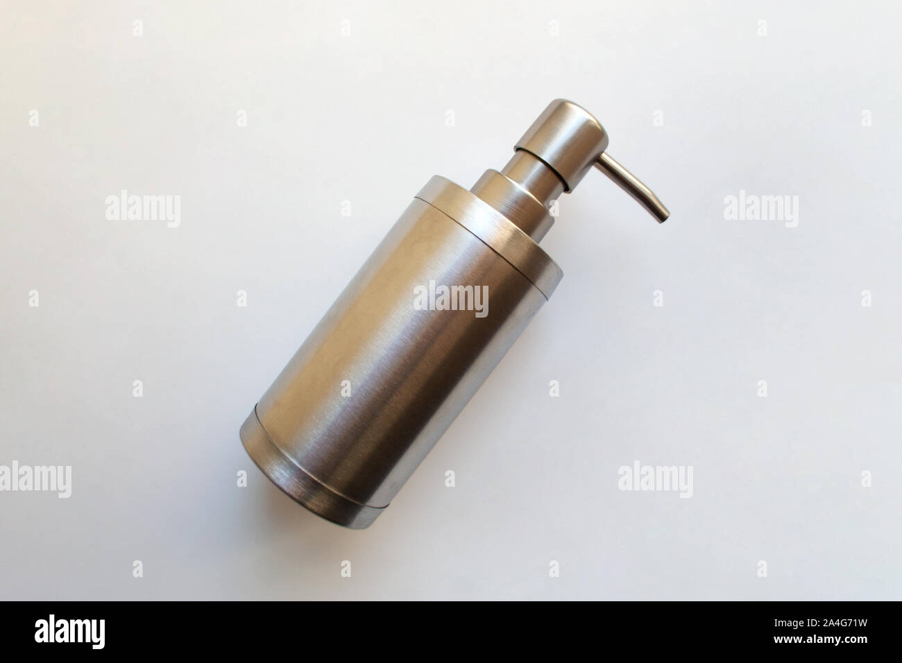 Edelstahl Flüssigseife auf weißem Hintergrund Stockfoto