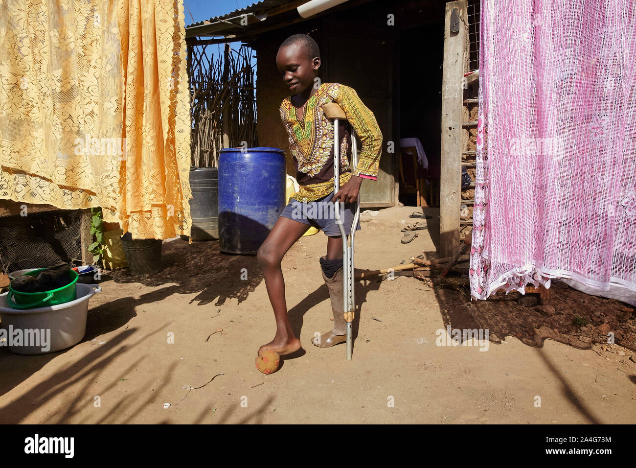 Amudat oeganda Uganda Junge mit Handicap zu Fuß 24-05-2016 Foto: Jaco Klamer Stockfoto
