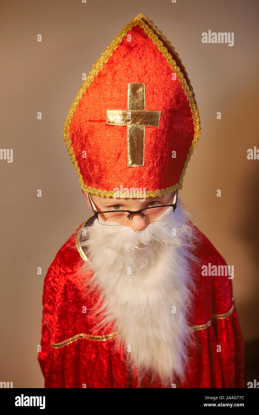 Nederland Amersfoort Aron mit einem Santa sint Kleid 00-11-2010 Foto: Jaco Klamer Stockfoto