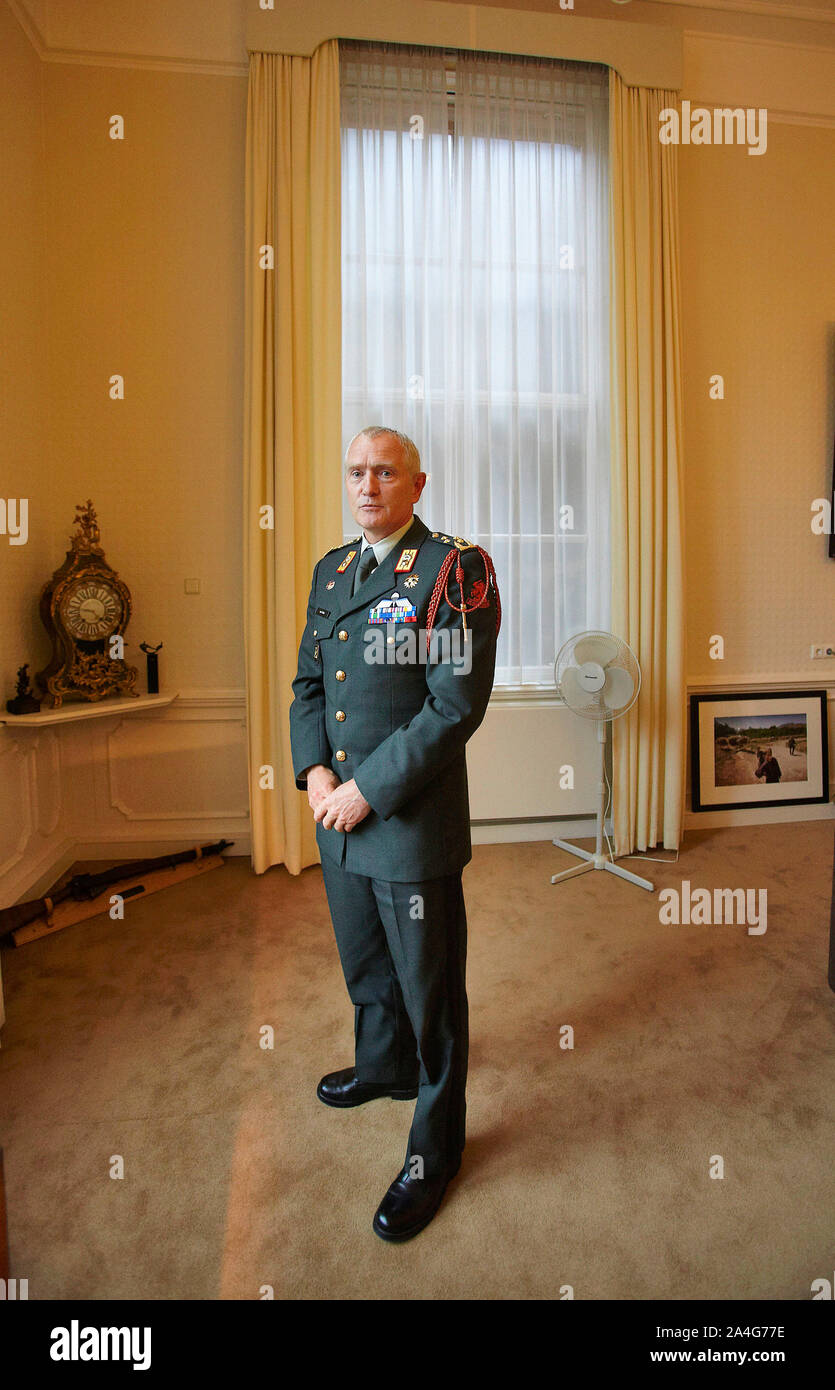 Nederland Den Haag General Peter PJM-van Uhm Commander in Chief 14-09-2010 Foto: Jaco Klamer Stockfoto