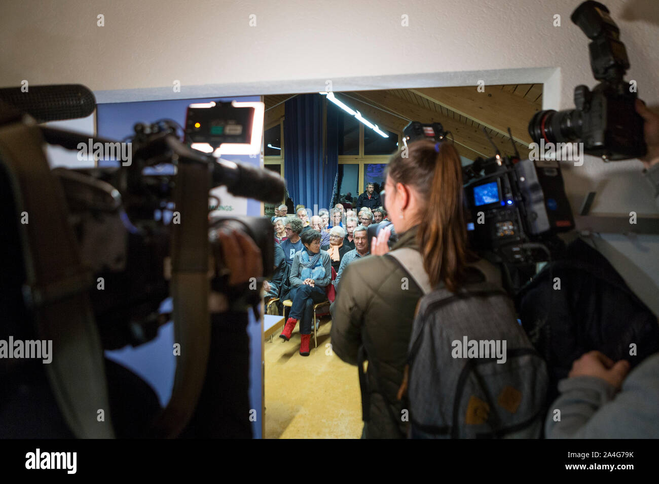 Les habitants Durant l'assemblee communale ein Veysonnaz, Wallis, Suisse, Le Jeudi 30 Novembre 2017. Les habitant de Albinen votent oui financiere pour l'Aide aux nouveaux Venus qui viendraient vivre dans ce Village de 240 Einwohner. (Foto: Dominic Steinmann). Stockfoto