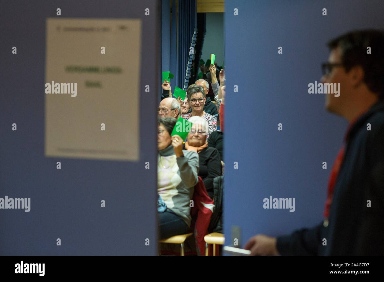 Les habitants Durant l'assemblee communale ein Veysonnaz, Wallis, Suisse, Le Jeudi 30 Novembre 2017. Les habitant de Albinen votent oui financiere pour l'Aide aux nouveaux Venus qui viendraient vivre dans ce Village de 240 Einwohner. (Foto: Dominic Steinmann). Stockfoto