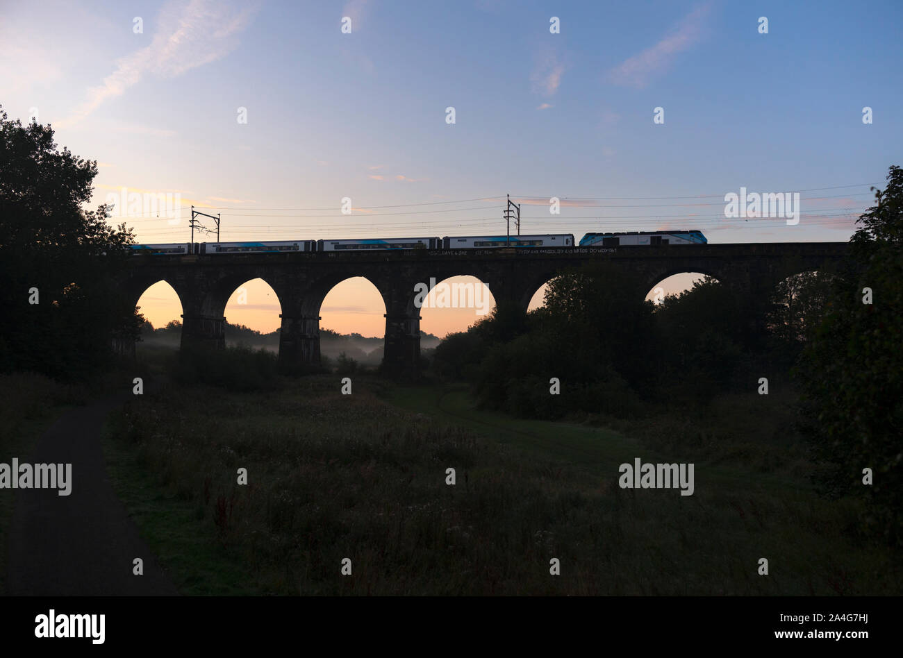 Sankey Viadukt Earlestown, Cheshire die erste öffentliche Transpennine Express Nova 3 Zug mit einer Klasse 68 Lok die von Manchester nach Liverpool Stockfoto