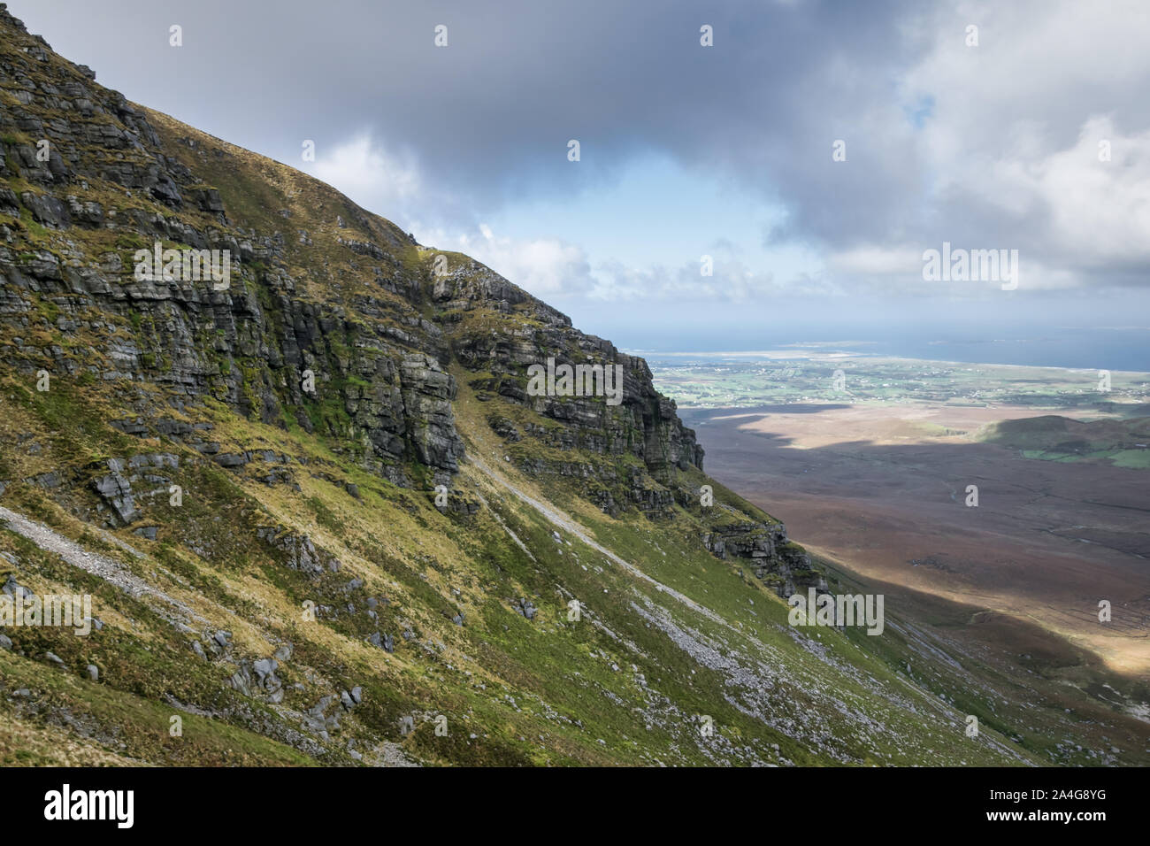 Diese sind die steilen Wes mit Blick auf die Klippen auf Muckish Berg in Donegal Irland Stockfoto