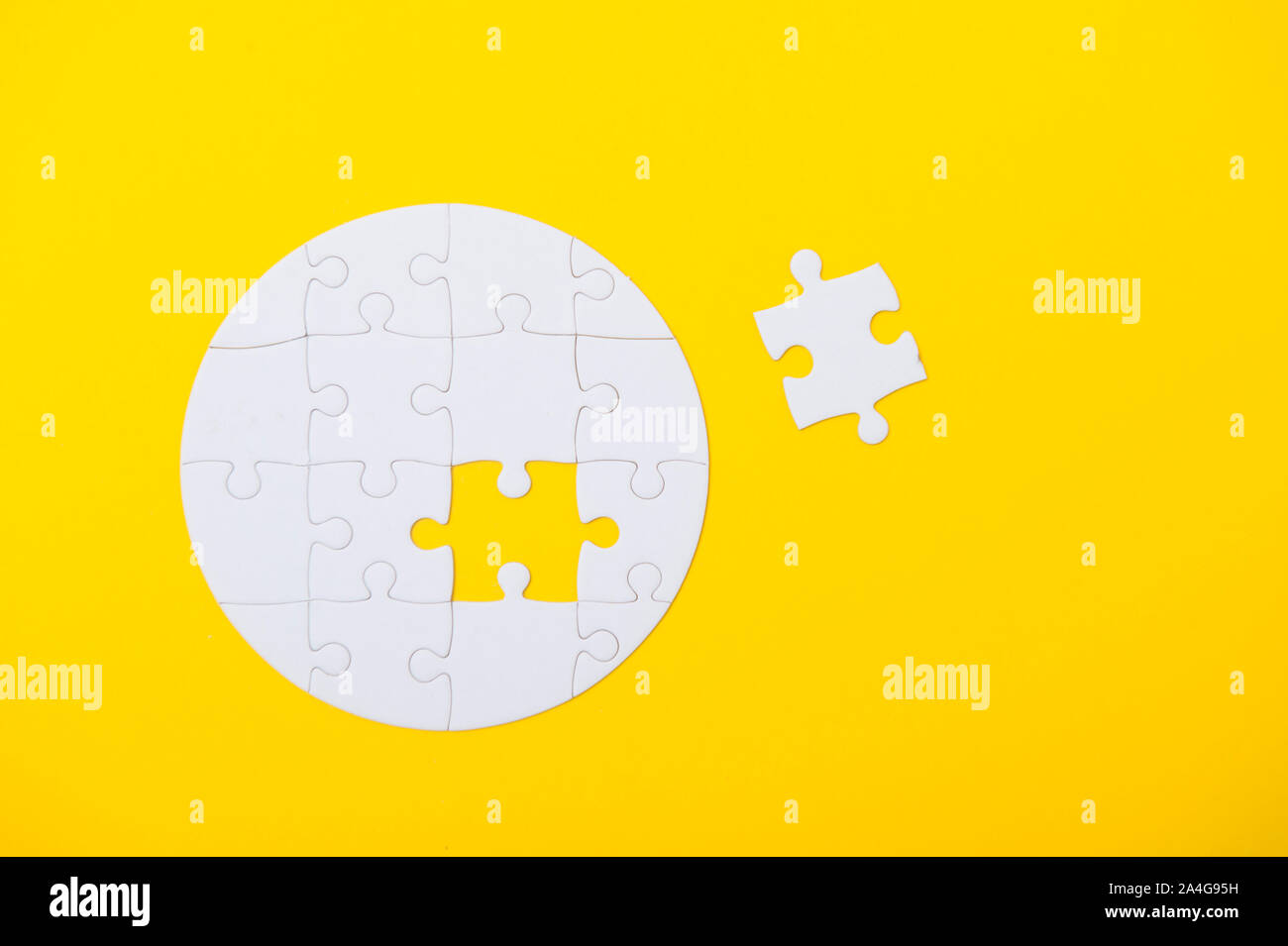 Weiß Puzzle World Form auf gelbem Hintergrund Stockfoto