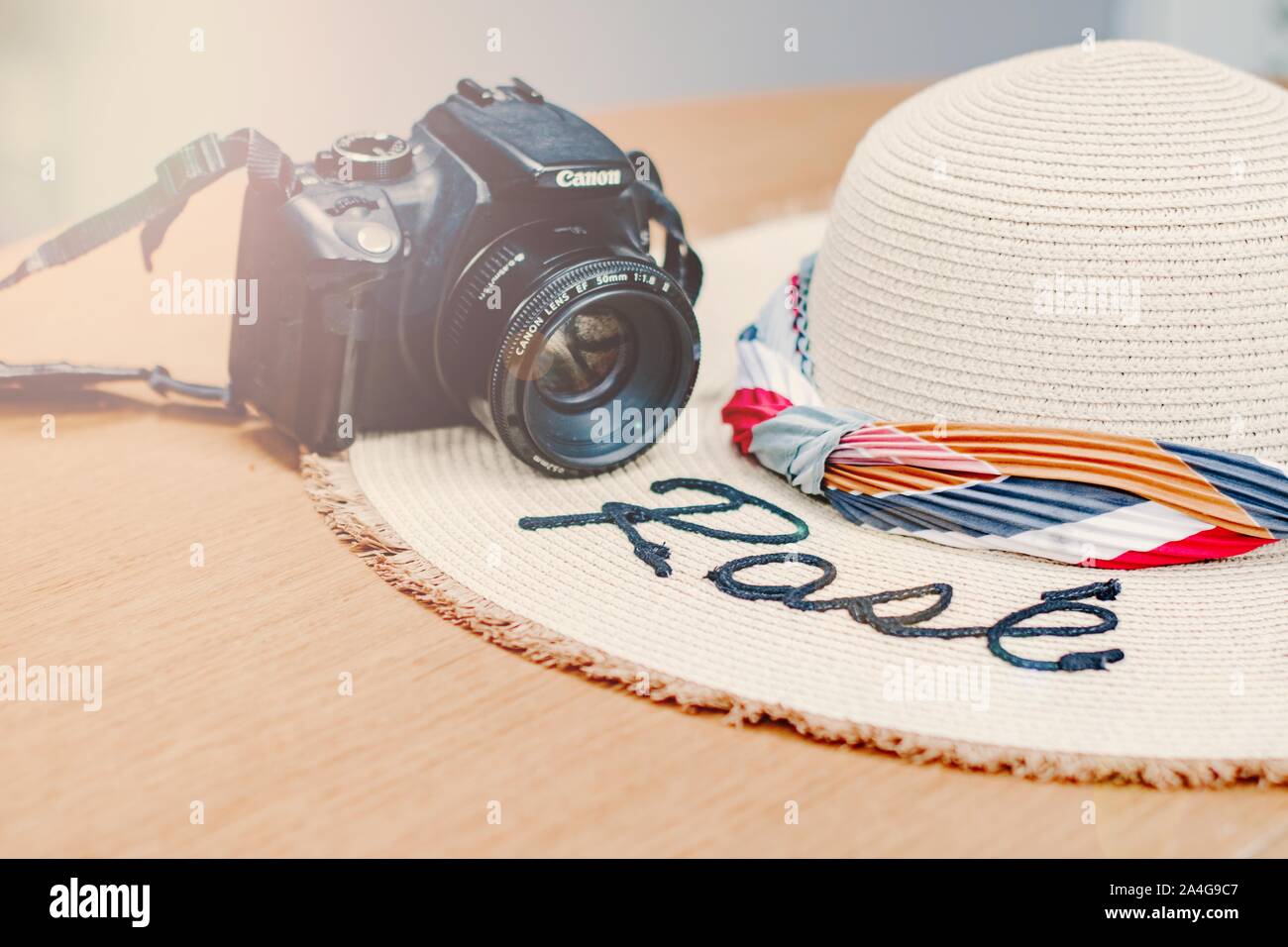 Feminine blog Konzept, meine Damen Kleid, Sommerkleid, Stroh Hut, Travel Concept, Pläne, Ferien, Urlaub, Erröten, Terrakotta, stieg den ganzen Tag, meine sehr verehrten Damen Reise Stockfoto