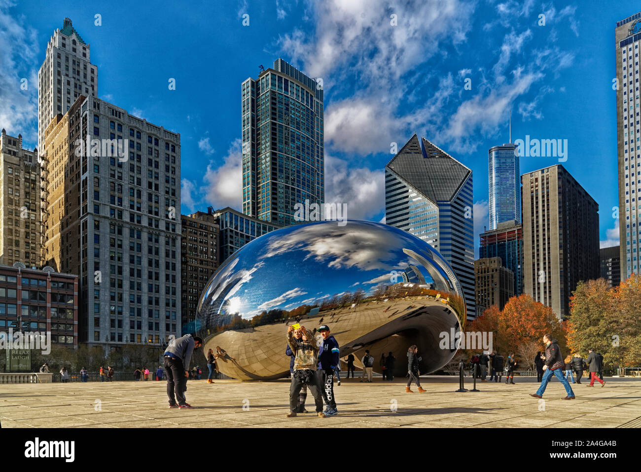 Chicago Cloud Gate (Bean) im Millennium Park in Chicago Skyline im Hintergrund das Tageslicht sehen. Stockfoto