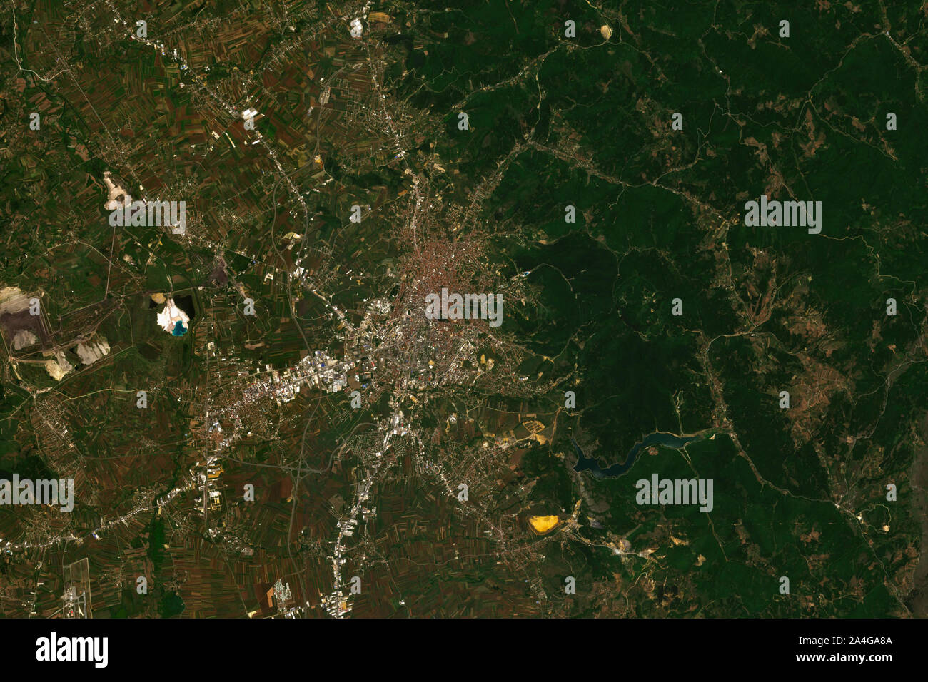 In Pristina, der Hauptstadt des Kosovo, vom Weltraum aus gesehen - enthält geänderte Copernicus Sentinel Data (2019) Stockfoto