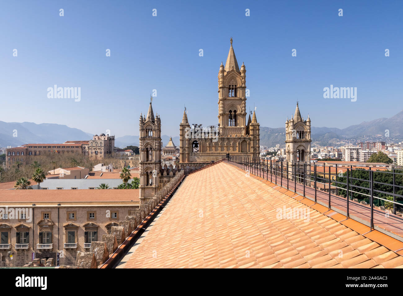 Palermo, Sizilien - 23. März 2019: Blick auf den Dachgarten der Kathedrale von Palermo oder der Kathedrale von Palermo an einem schönen sonnigen Nachmittag in Palermo Stockfoto