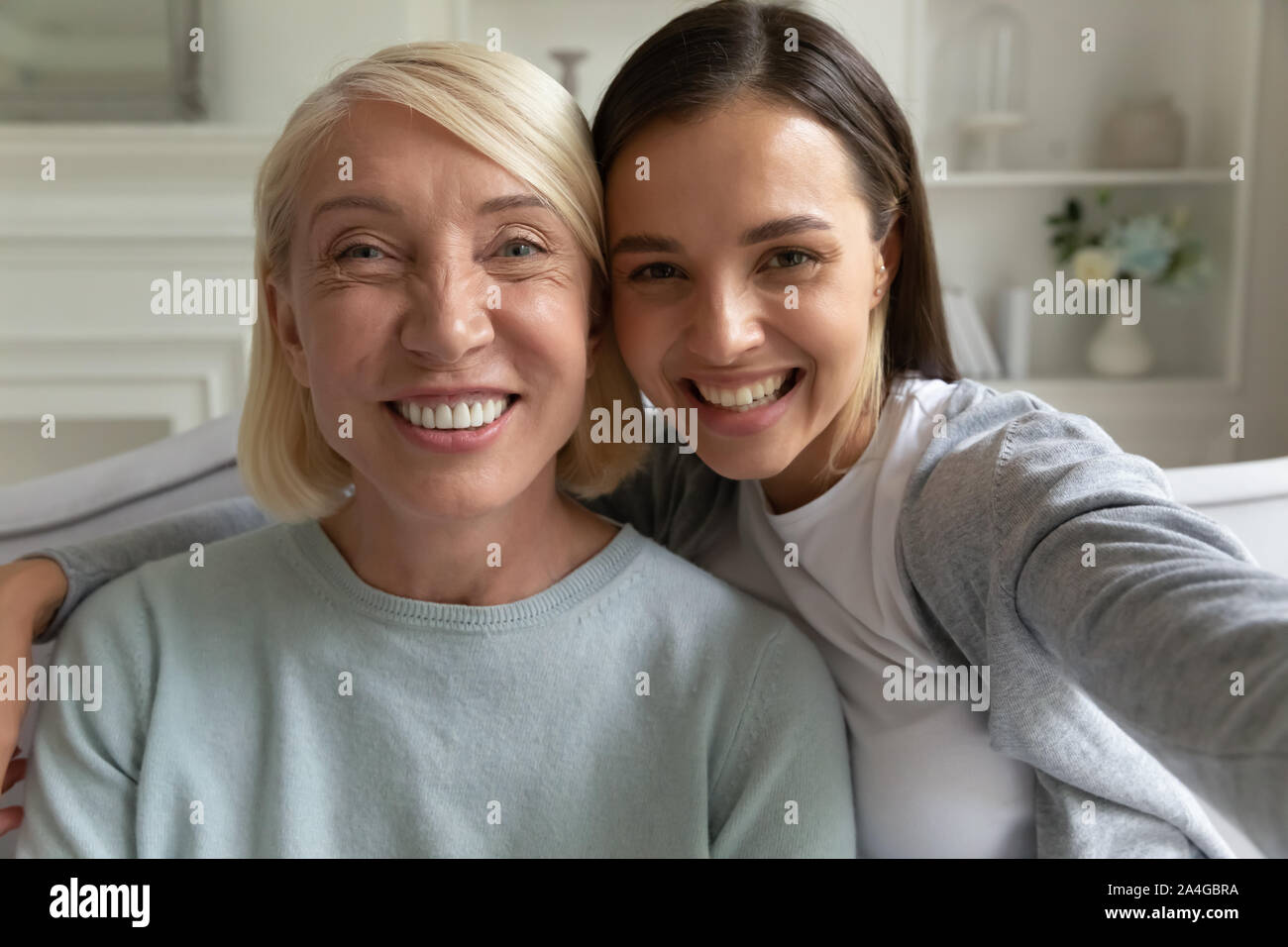 Glücklich aufgewachsen, Tochter von selfie mit lächelnden Mutter. Stockfoto