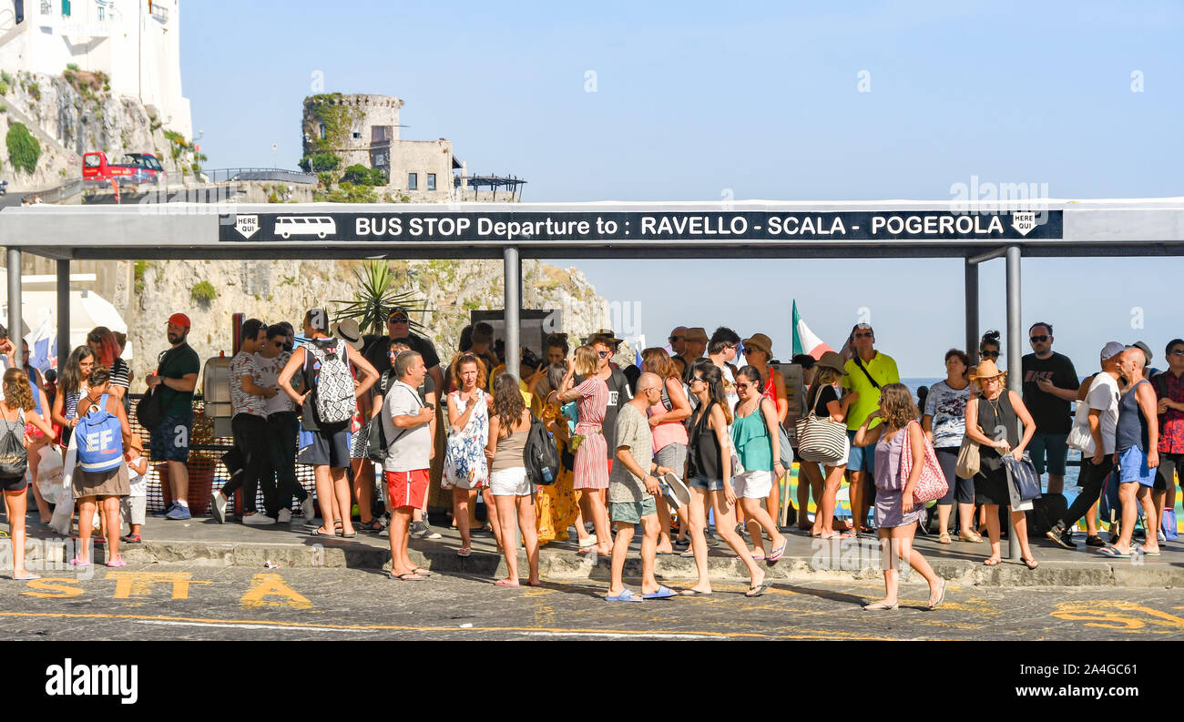 AMALFI, ITALIEN - AUGUST 2019: an einer Bushaltestelle in Amalfi warten auf den Bus nach Ravello Stockfoto